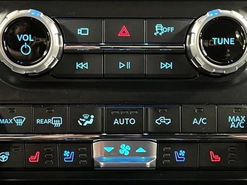 Used 2025 Ford F150 Lariat AWD/4WD image 38