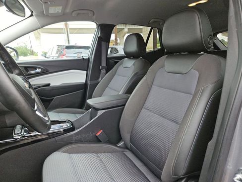 Used 2025 Chevrolet Trax LT w/ LT Convenience Package FWD image 16