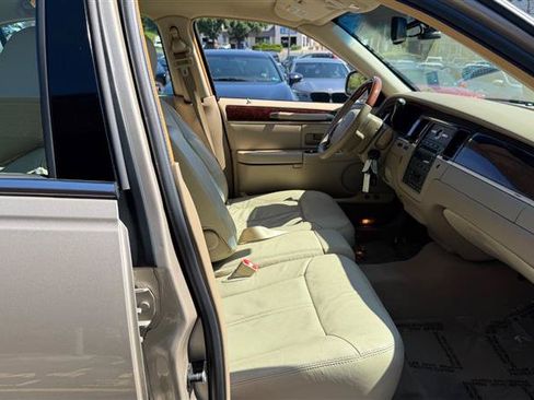 Used 2011 Lincoln Town Car Signature Limited RWD image 14
