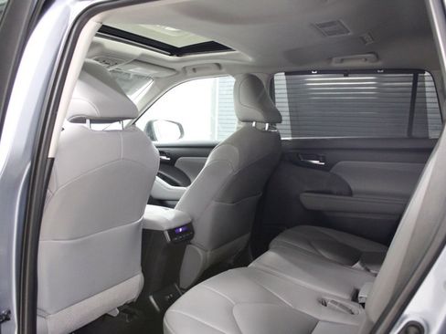 Used 2021 Toyota Highlander XLE image 34
