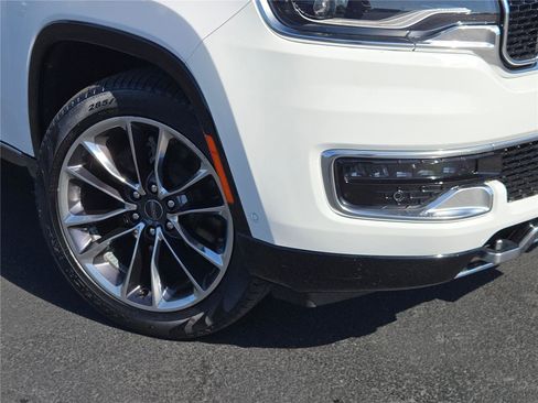 Used 2024 Jeep Wagoneer Series III w/ Premium Group I image 3