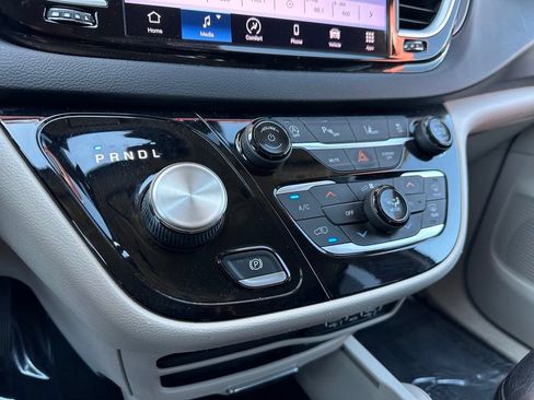 Used 2022 Chrysler Pacifica Touring-L FWD image 20