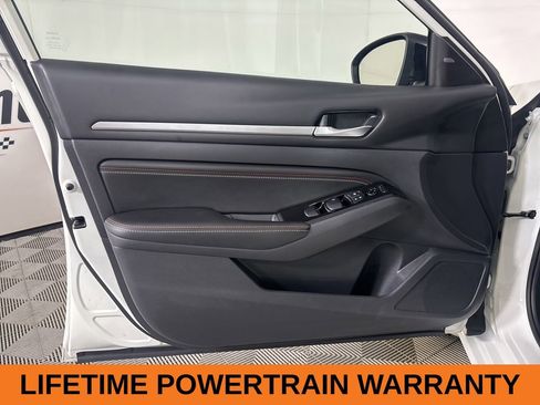 Used 2023 Nissan Altima 2.5 SR w/ SR Premium Package FWD image 4