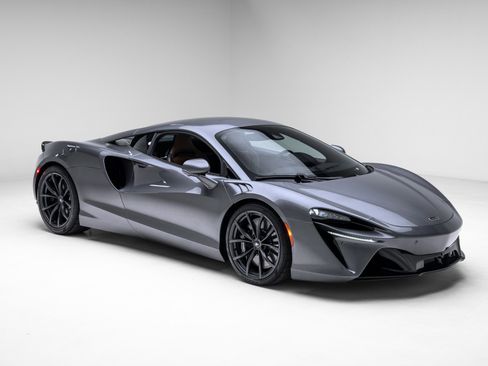 Used 2023 McLaren Artura RWD image 15