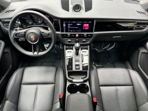 Certified 2025 Porsche Macan AWD/4WD image 6