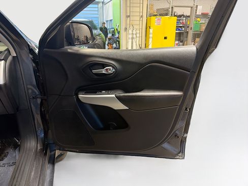 Used 2018 Jeep Cherokee Trailhawk w/ Cold Weather Group image 31