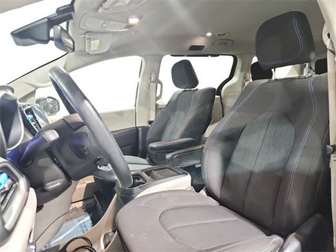 Used 2021 Chrysler Pacifica Touring w/ Uconnect Theater Family Group image 8