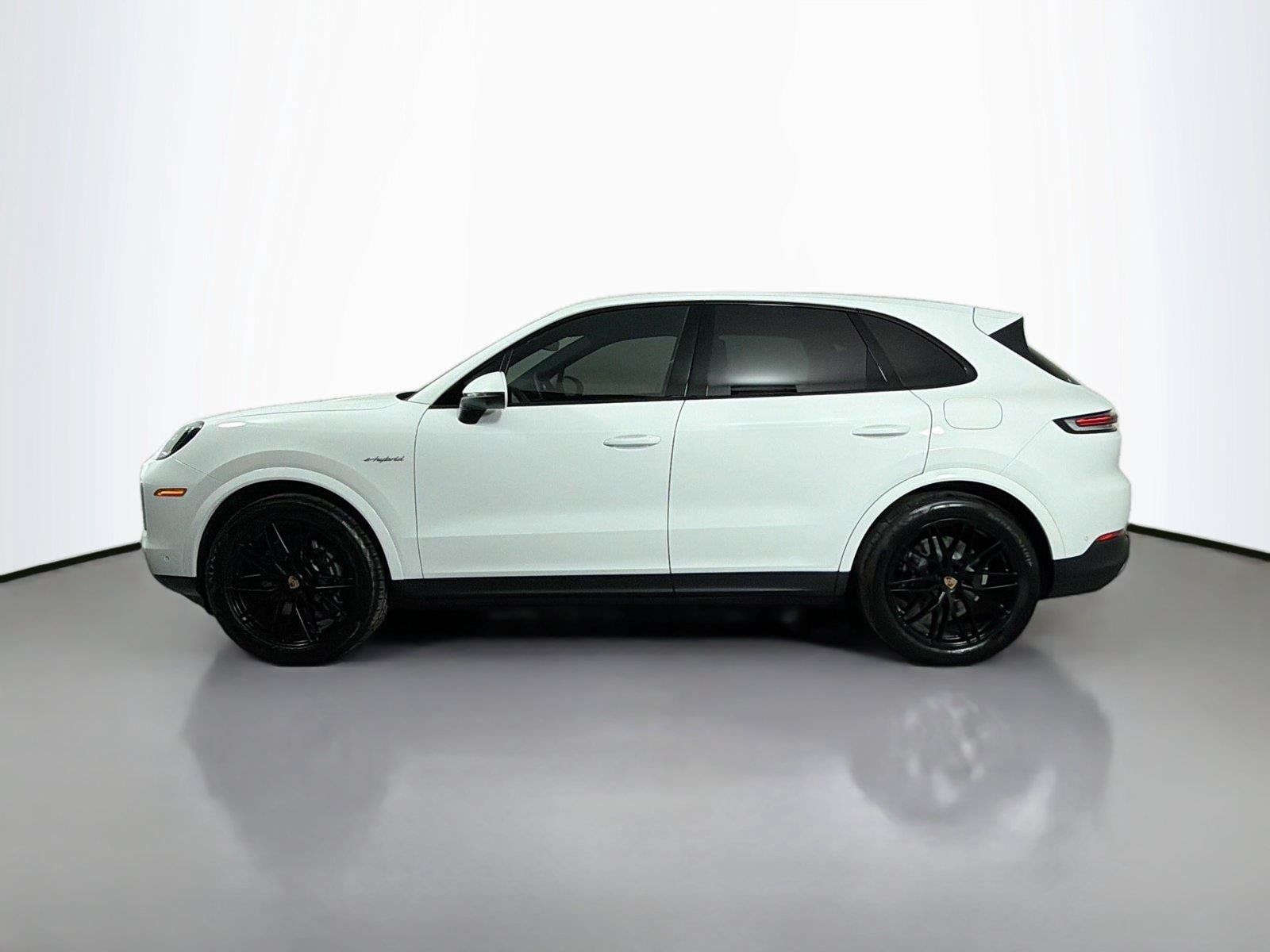 Certified 2025 Porsche Cayenne E-Hybrid AWD/4WD image 2