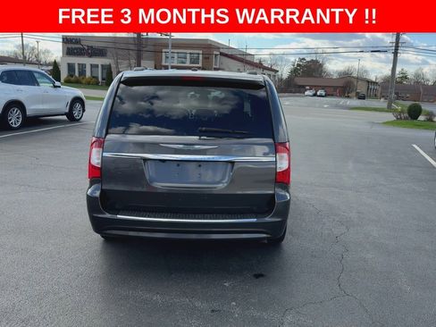 Used 2016 Chrysler Town & Country Touring image 7