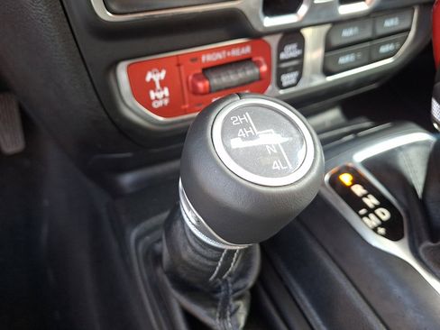Used 2025 Jeep Wrangler Unlimited Rubicon w/ Convenience Group AWD/4WD image 24