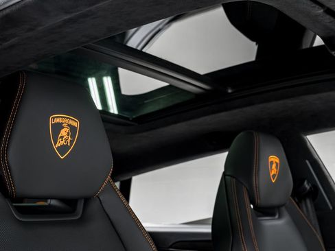 Used 2022 Lamborghini Urus AWD/4WD image 42
