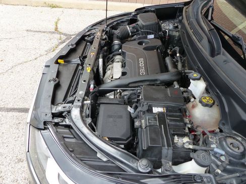 Used 2018 Chevrolet Equinox LT FWD image 17