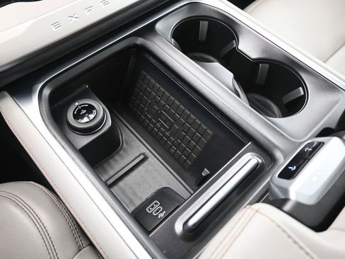 Used 2025 Ford Expedition Active image 19