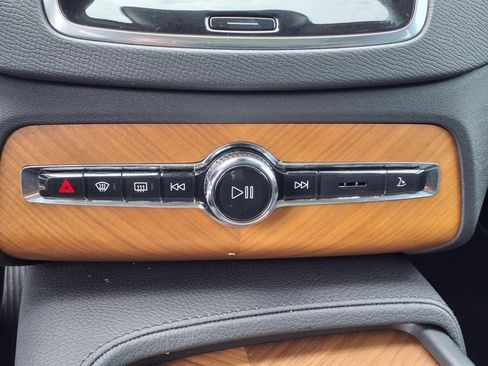 Used 2022 Volvo XC90 T6 Momentum image 8