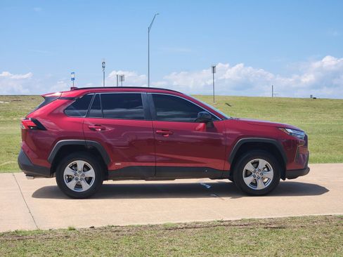 Used 2025 Toyota RAV4 LE AWD/4WD image 7
