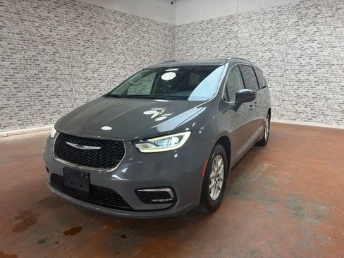 Used 2021 Chrysler Pacifica Touring-L FWD image 3