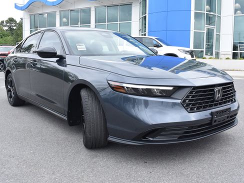 Certified 2025 Honda Accord SE image 3