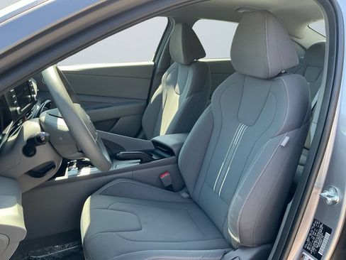 Used 2023 Hyundai Elantra SEL w/ Preferred Accessory Package FWD image 10