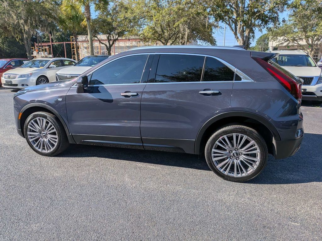 Used 2025 Cadillac XT4 Premium Luxury FWD image 3