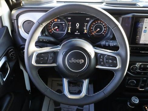 Used 2025 Jeep Wrangler Sahara image 22