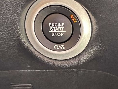 Certified 2025 Chrysler Pacifica Select FWD image 31