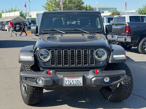 Used 2024 Jeep Gladiator Rubicon w/ Convenience Group AWD/4WD image 3
