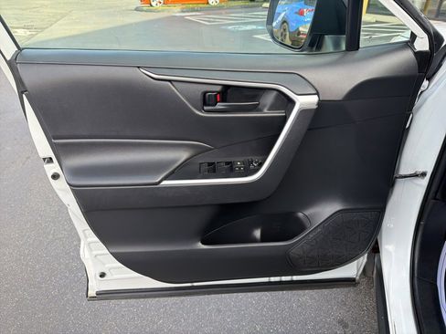 Used 2021 Toyota RAV4 LE image 28