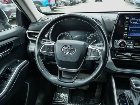 Used 2022 Toyota Highlander XLE AWD/4WD image 13