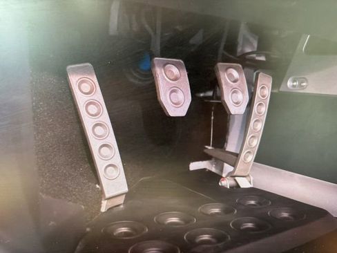 Used 2005 Ford GT RWD image 29