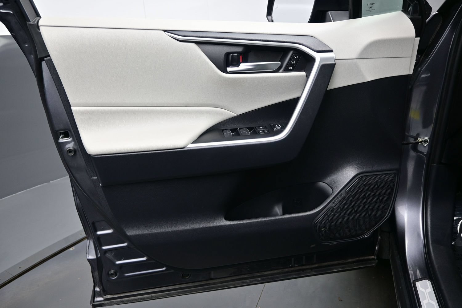 Used 2025 Toyota RAV4 XLE Premium w/ Weather Package AWD/4WD image 9