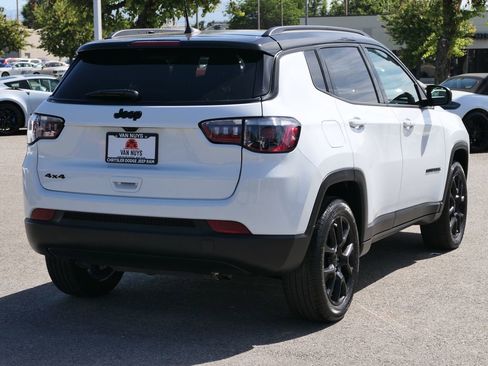 Used 2024 Jeep Compass Latitude w/ Sun and Sound Group AWD/4WD image 4