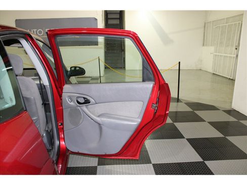 Used 2002 Ford Focus ZX5 Hatchback image 18