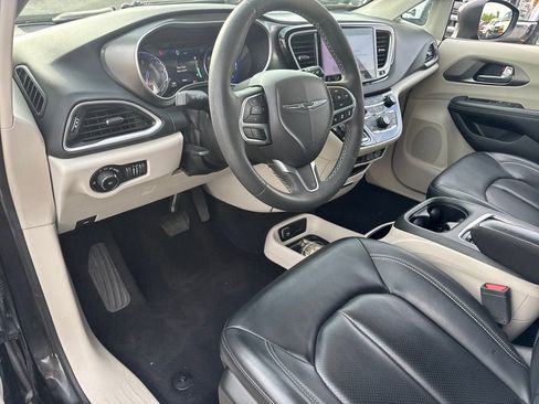 Used 2023 Chrysler Pacifica Touring-L FWD image 14
