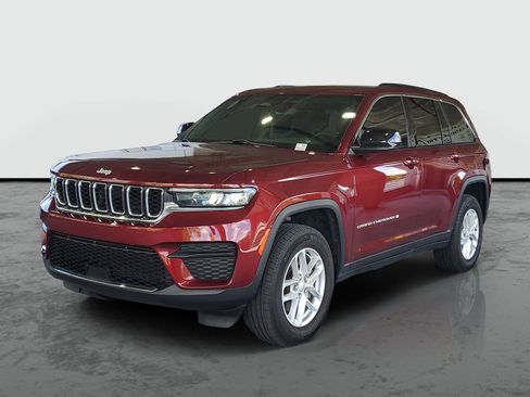 Certified 2024 Jeep Grand Cherokee Laredo X w/ Trailer Tow Package AWD/4WD image 4