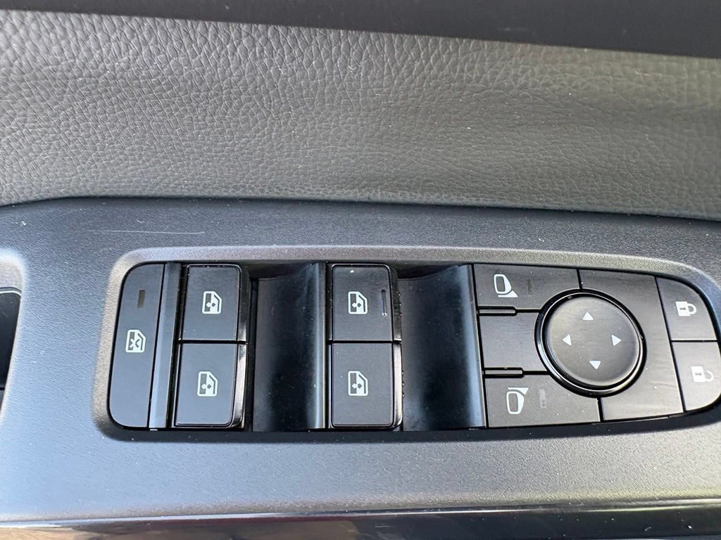 Used 2025 Nissan Pathfinder SV AWD/4WD image 29