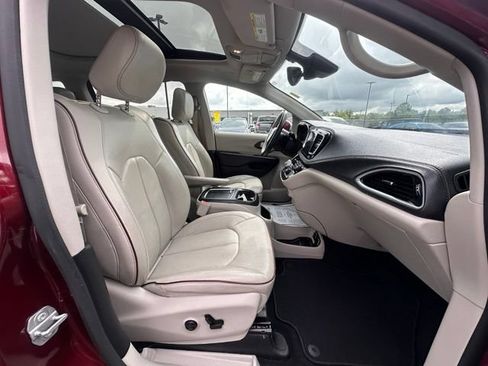 Used 2019 Chrysler Pacifica Limited w/ Tire & Wheel Group FWD image 32