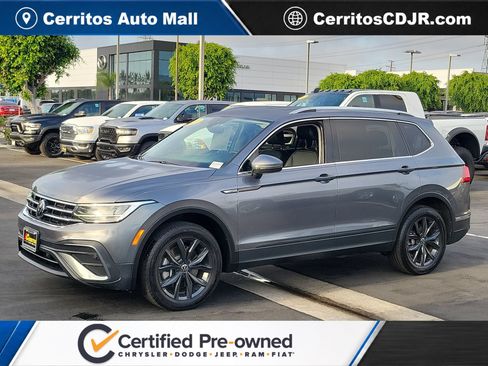 Used 2024 Volkswagen Tiguan SE FWD image 1