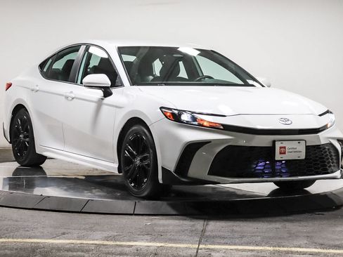 Used 2025 Toyota Camry SE w/ Convenience Package FWD image 5