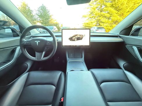 Used 2022 Tesla Model Y Long Range image 2