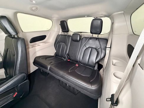 Used 2023 Chrysler Pacifica Touring-L FWD image 6