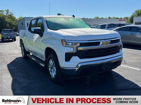 Used 2022 Chevrolet Silverado 1500 LT AWD/4WD image 1