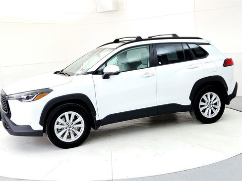 Certified 2023 Toyota Corolla Cross LE image 3