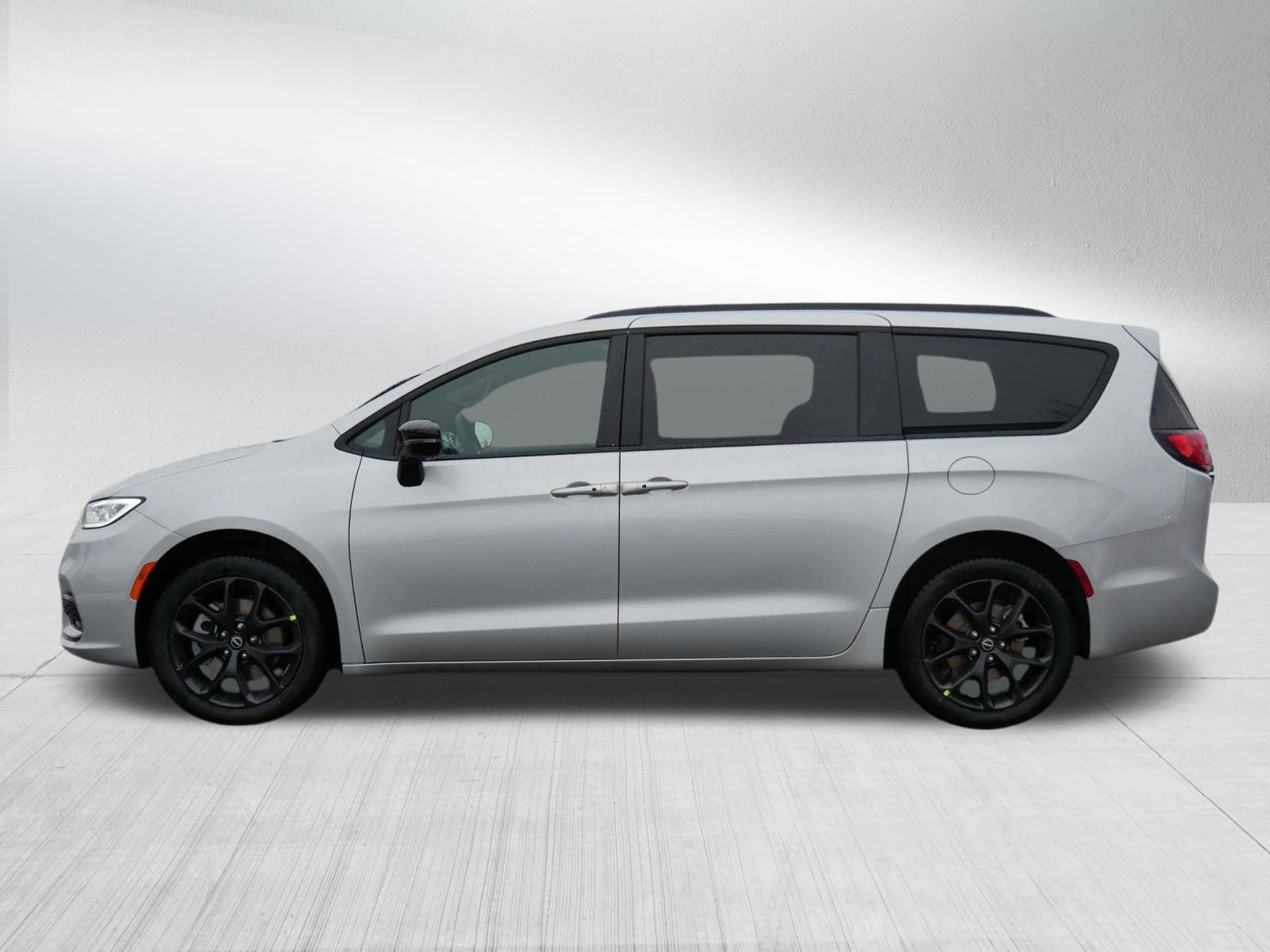 New 2026 Chrysler Pacifica Select w/ S Appearance Package AWD/4WD image 4