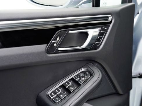 Certified 2026 Porsche Macan AWD/4WD image 32