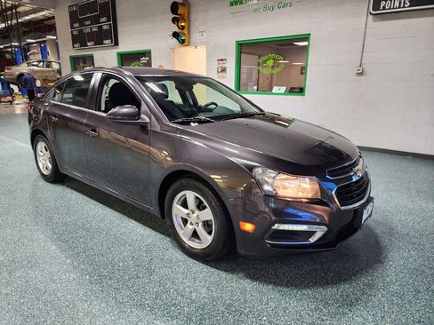 Used 2015 Chevrolet Cruze LT image 2
