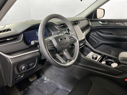 Used 2023 Jeep Grand Cherokee Laredo w/ Luxury Tech Group I AWD/4WD image 9