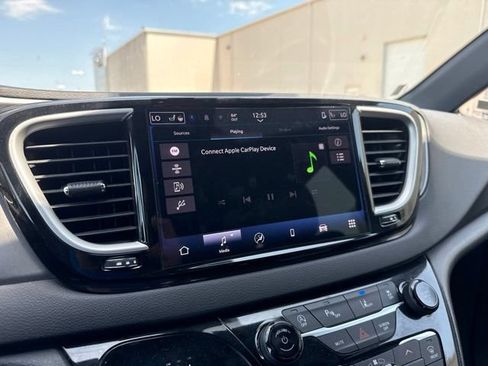 Used 2025 Chrysler Pacifica Select FWD image 21