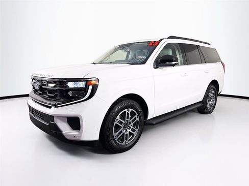 Used 2025 Ford Expedition Active AWD/4WD image 3