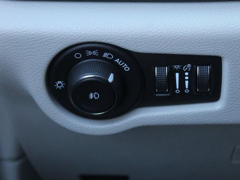 Used 2023 Chrysler Pacifica Touring-L FWD image 24