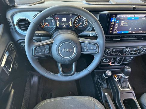 Certified 2025 Jeep Gladiator Sport AWD/4WD image 14
